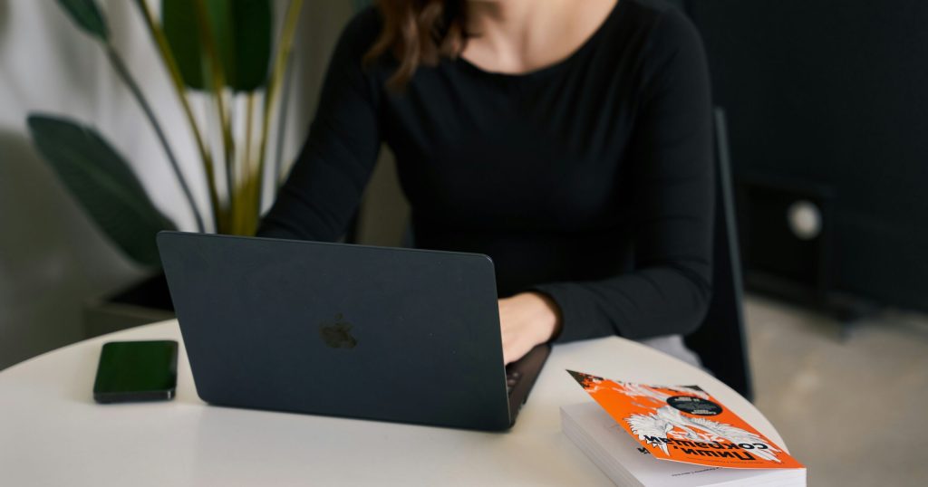 maxim-ilyahov-TAJapYDH0Io-unsplash Assistant preparing a research report on laptop