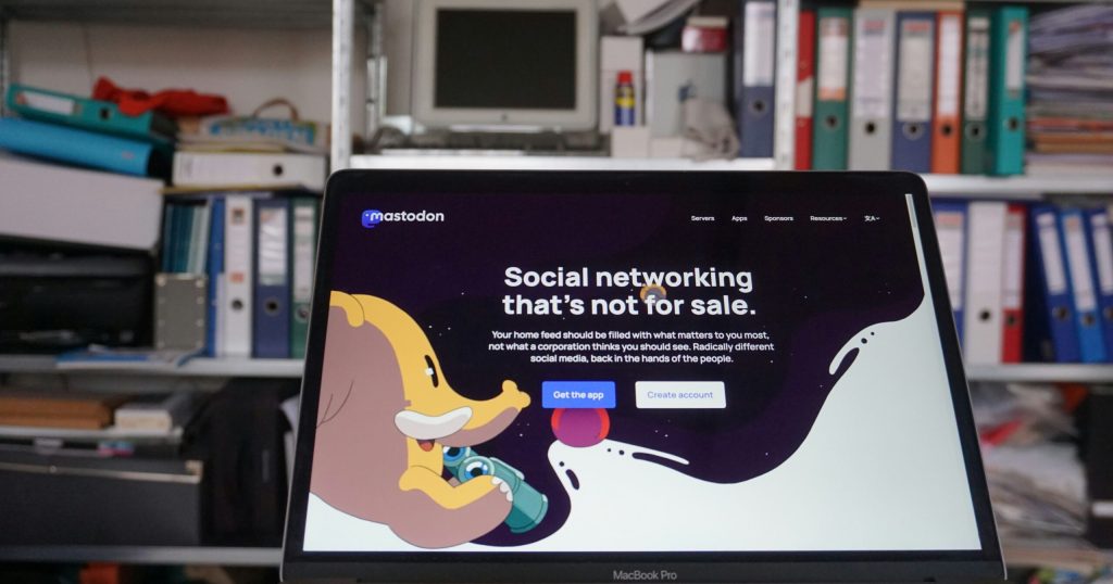rolf-van-root-Dj1EPDH5_h4-unsplash Virtual assistant managing a brand’s social media dashboard